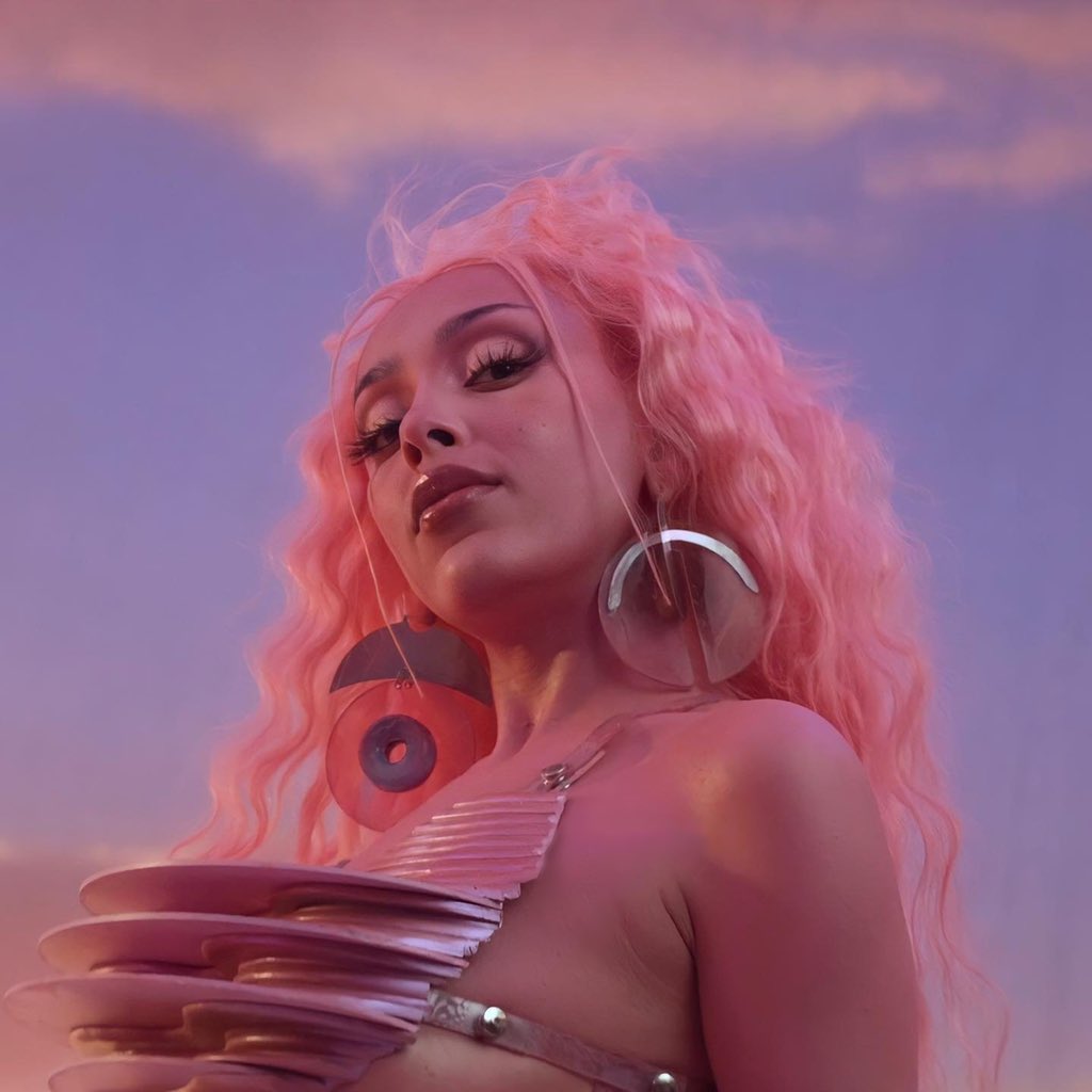 Doja Cat se tornou a rapper feminina com o maior pico de ouvintes mensais n...