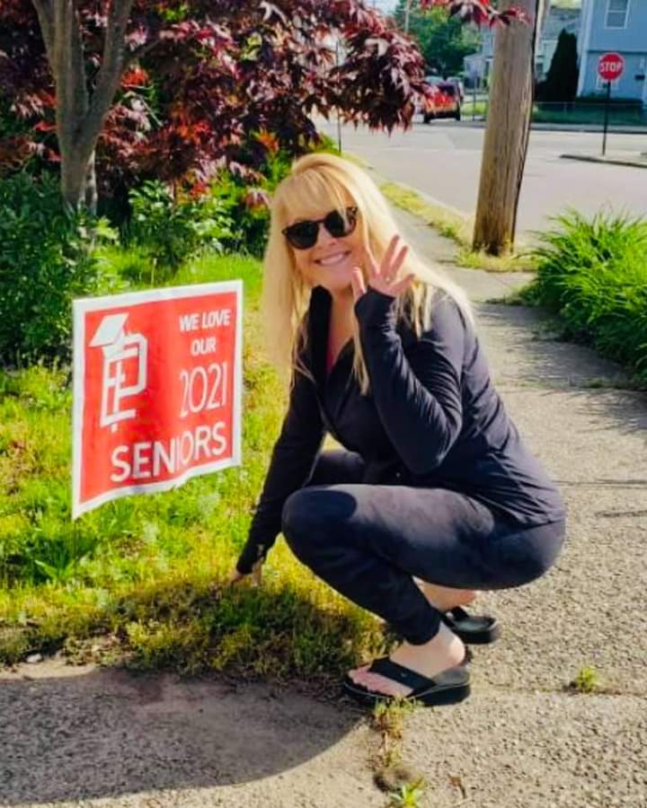 Delivering 🎓 signs to our seniors‼️‼️‼️<a href="/debicord/">Debi Cordeiro</a>
#townieprideneversleeps ❤️🤍
#classof2021❤️🤍❤️🤍
#ephs ❤️🤍❤️🤍❤️🤍