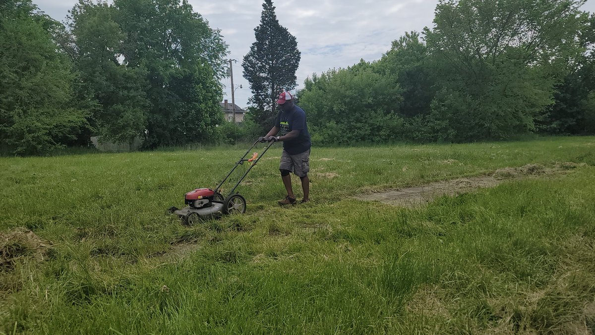 DetroitMl4's tweet photo. More than 60 volunteers from #TeamML were out in District4 working all kinds of projects to clean up & spruce up the neighborhoods. It was #MOTORCITYMAKEOVER Day in #Detroit; we were out in full force. https://t.co/Pkk6P0mQKv