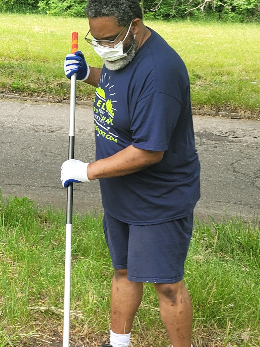 DetroitMl4's tweet photo. More than 60 volunteers from #TeamML were out in District4 working all kinds of projects to clean up & spruce up the neighborhoods. It was #MOTORCITYMAKEOVER Day in #Detroit; we were out in full force. https://t.co/Pkk6P0mQKv