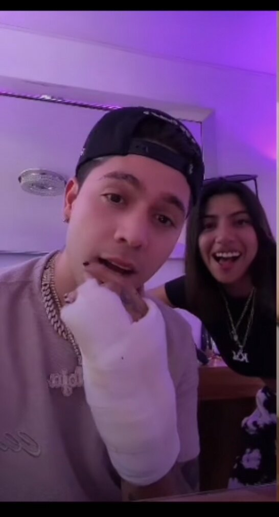 Vanegar64512753's tweet photo. Podre superar a mi ex pero...
Jamas a las personas pendej@s que creian que JD movia su yeso de mano porque no podian diferenciar la camara fontal con la camara trasera🤡😂 https://t.co/eOMQyiPKnH