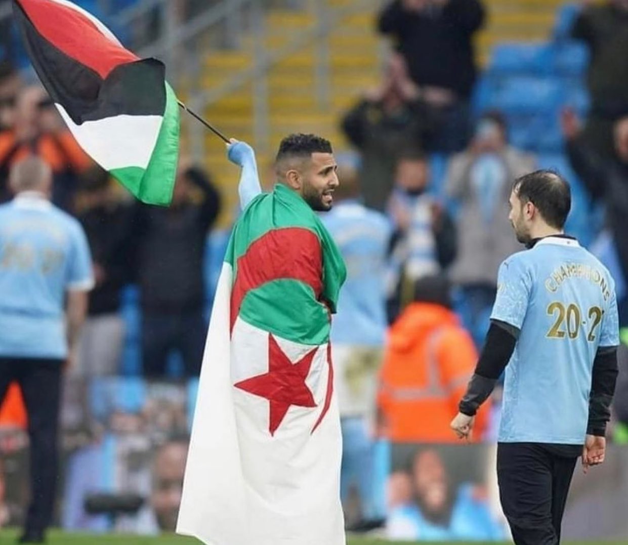 Entre drapeau algérien et palestinien, Riyad Mahrez, « fierté du
