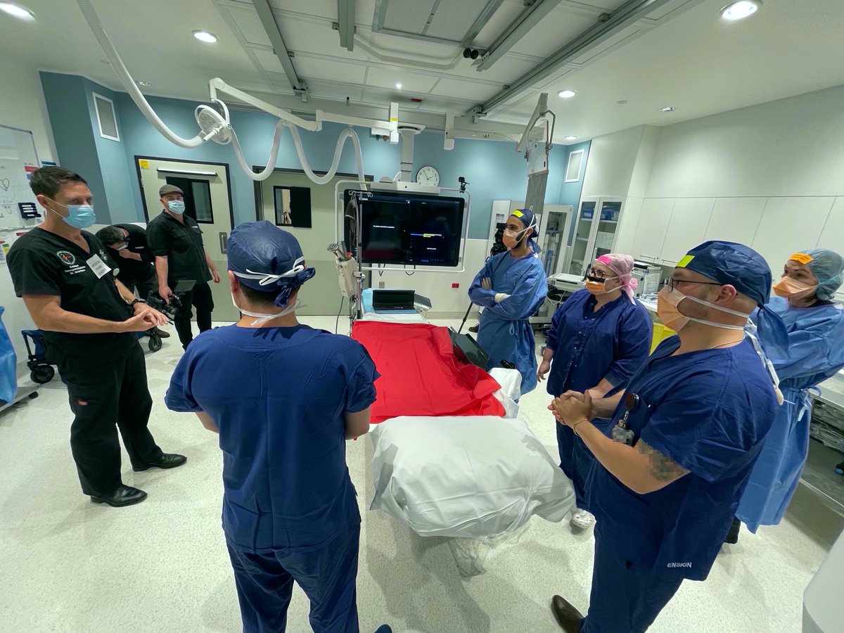 resuscitology's tweet image. Resuscitologist @HawkmoonHEMS briefs the cath lab team on an imminent refractory VF case. A hands-off team leader allows the cardiologist to focus on the life-saving procedure. In this case the TL is an emergency physician. 
#ZeroPointSurvey principles apply in all locations