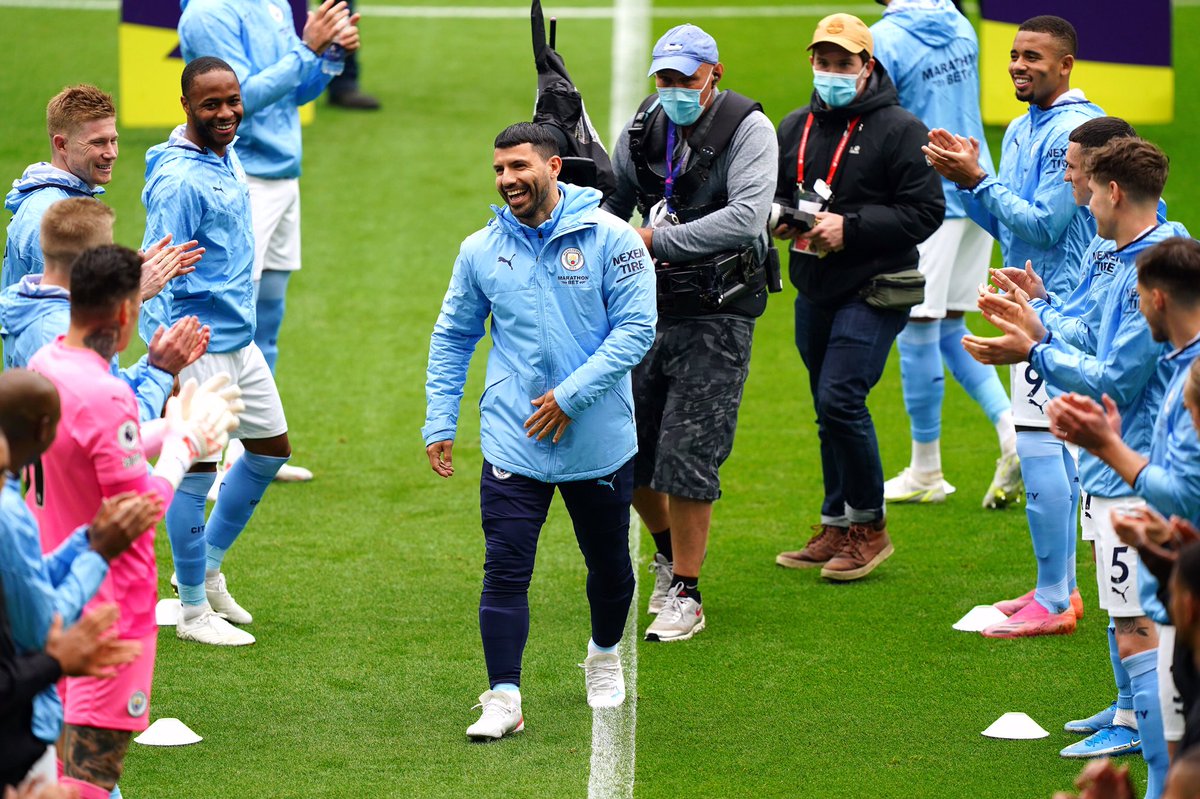 PhilFoden's tweet photo. AGUEROOOOOOOOO 💙 A true legend! What you have achieved at City is inspirational. I will never be able to thank you enough for the support you have given me. It’s been an honour to play alongside you! 1 game to go! @aguerosergiokun 🏆🙌🏼 https://t.co/ZsjEuEvg5U