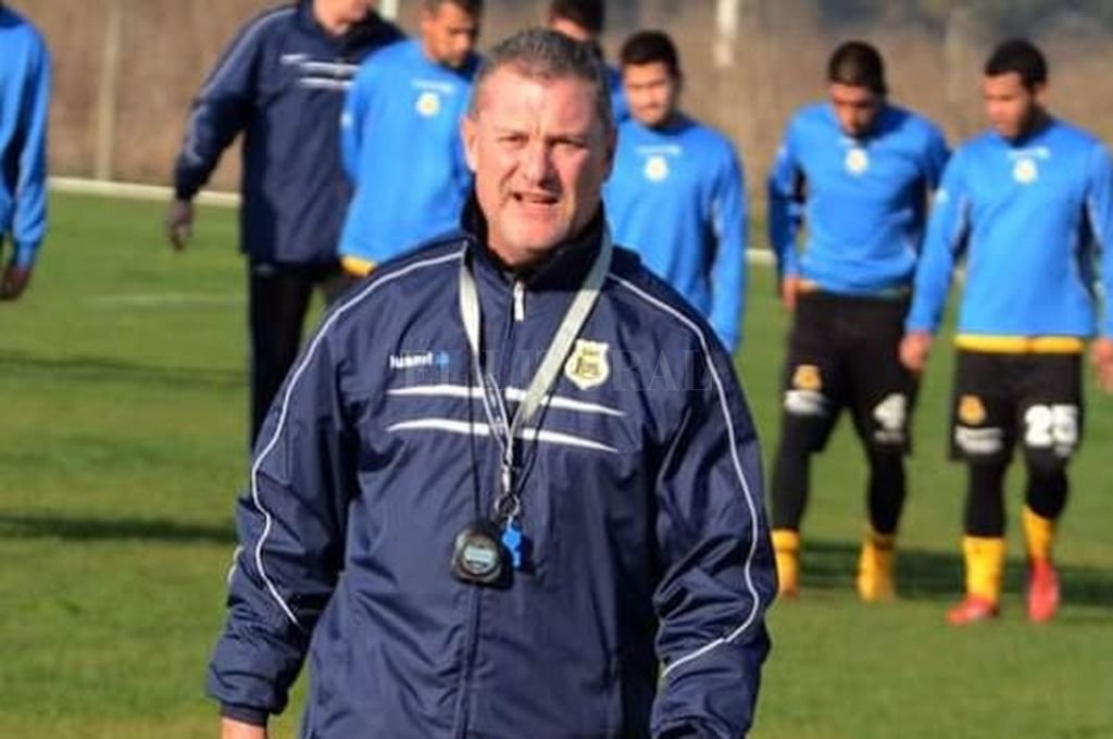 APEFFA's tweet photo. La Asociación de Preparadores Físicos del Fútbol Argentino lamenta el fallecimiento del Profesor Marcelo Avaro , colega y socio de nuestra asociación.
Acompañamos a su familia en este doloroso momento. https://t.co/51VQOeawjH