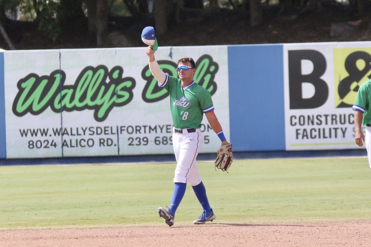 Classy moment here in the 9th inning as <a href="/FGCU_Baseball/">FGCU Baseball ⚾️</a> gave the seniors in the field a final curtain call.