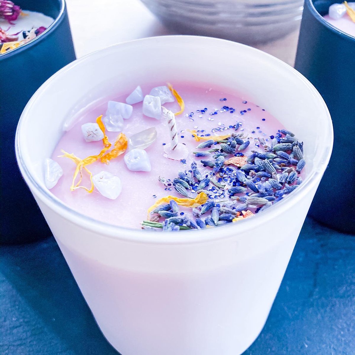 AromasEllie's tweet photo. #Aromatherapy #Artisan #Bespoke #Botanical &amp; #CrystalInfused #SoyWax  Candles. 50hrs Clean Burning. 

Chemical, Additive &amp; Preservative Free. #aesthetic 

#Calming #Uplifting #Grounding #Femme Blends available to suit your mood 😍

💛🦋 https://t.co/BhgG3pwTmV