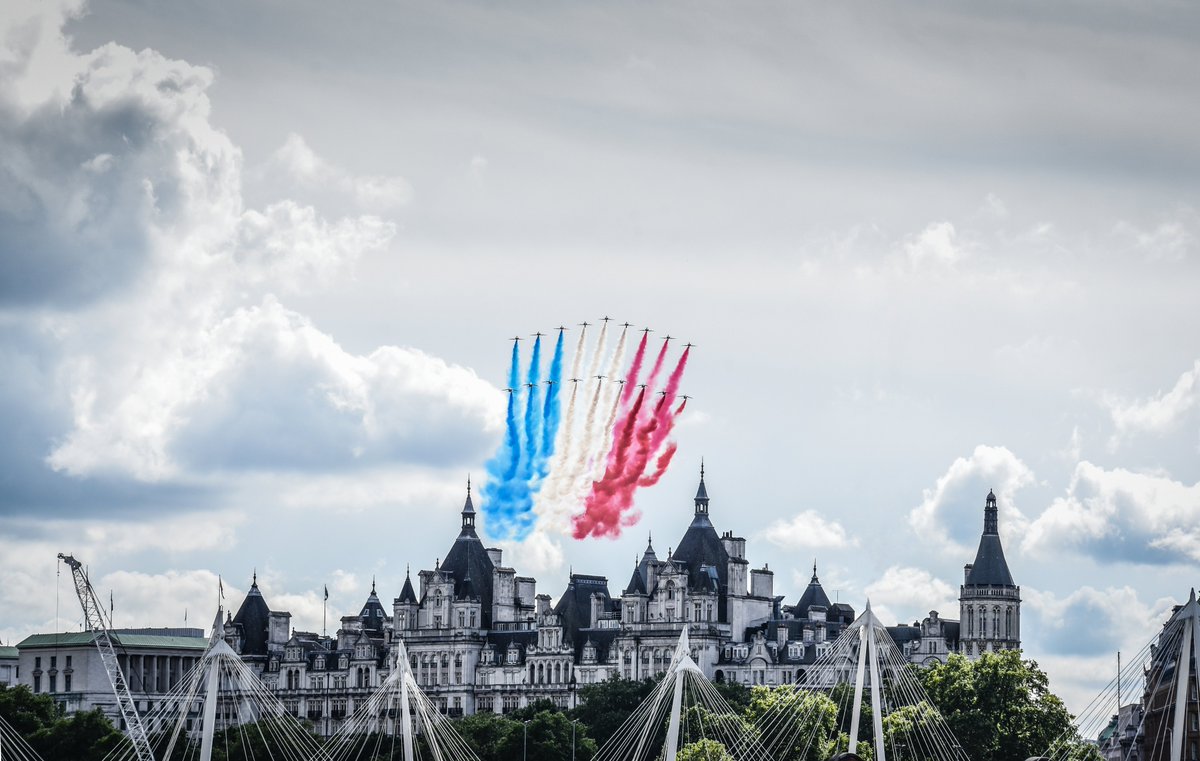 ElizabethArgyll's tweet image. Heading into #London tomorrow. Not been back since these chaps flew over last June - 'Flash' as the graffiti says. The Kids are charged up &amp;amp; in the bag, ready. I may not sleep, I'm a bit nervous. 

#lookup #fastjets #RedArrows #londonskyline #Nikon #ThePhotoHour #weather