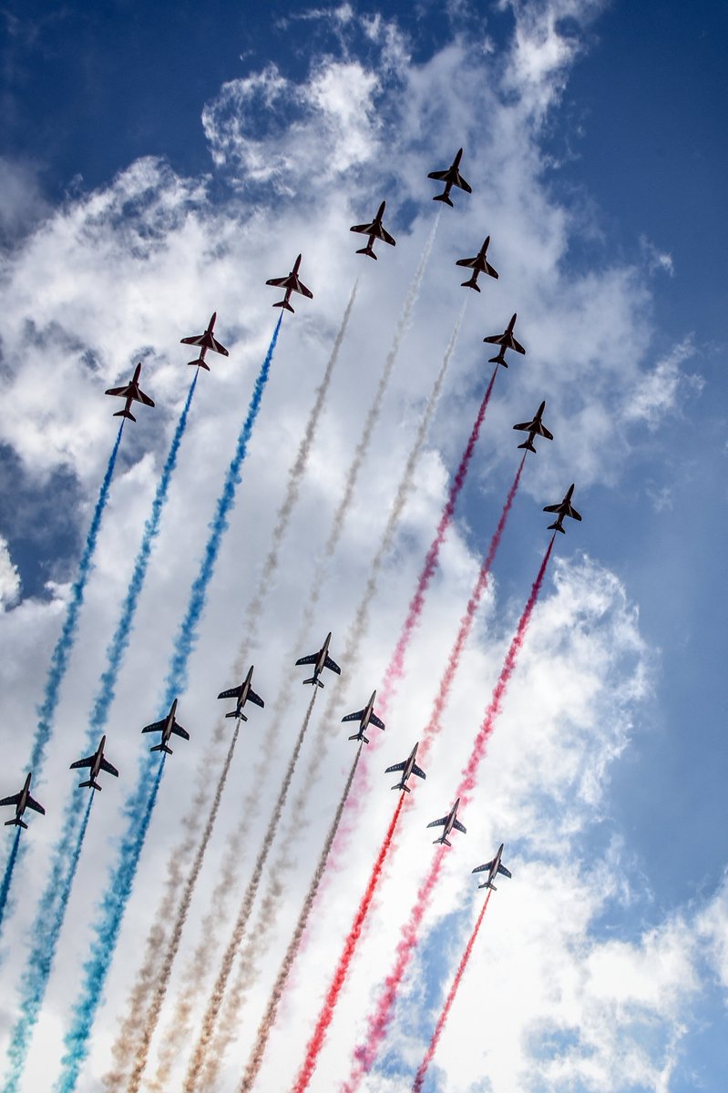 ElizabethArgyll's tweet image. Heading into #London tomorrow. Not been back since these chaps flew over last June - 'Flash' as the graffiti says. The Kids are charged up &amp;amp; in the bag, ready. I may not sleep, I'm a bit nervous. 

#lookup #fastjets #RedArrows #londonskyline #Nikon #ThePhotoHour #weather