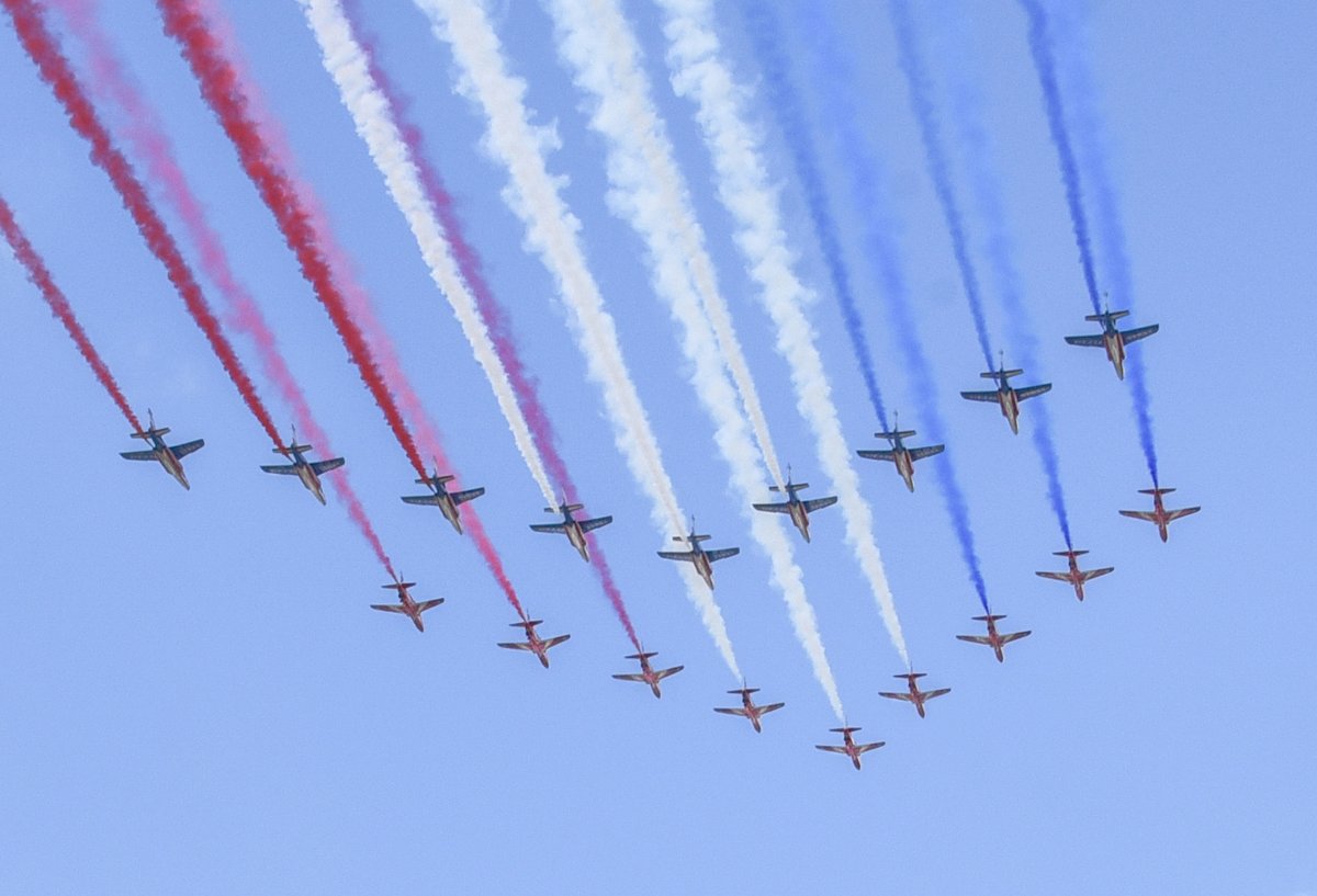 ElizabethArgyll's tweet image. Heading into #London tomorrow. Not been back since these chaps flew over last June - 'Flash' as the graffiti says. The Kids are charged up &amp;amp; in the bag, ready. I may not sleep, I'm a bit nervous. 

#lookup #fastjets #RedArrows #londonskyline #Nikon #ThePhotoHour #weather