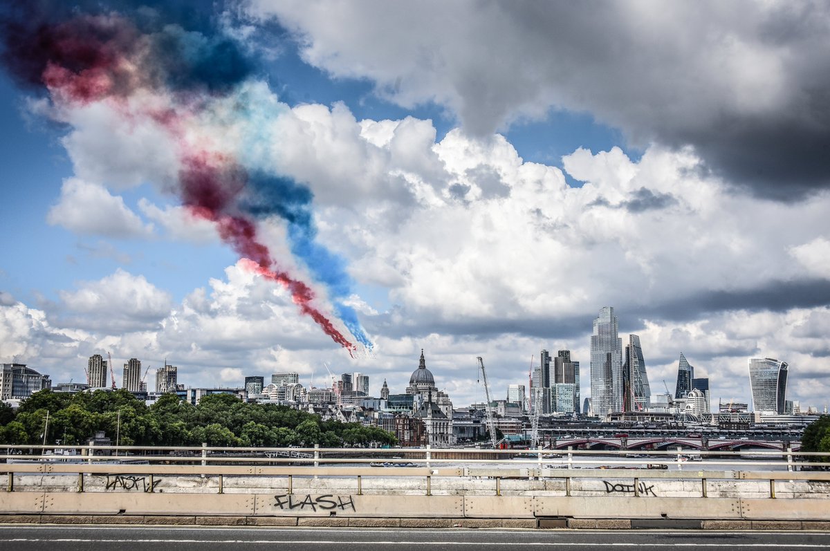 ElizabethArgyll's tweet image. Heading into #London tomorrow. Not been back since these chaps flew over last June - 'Flash' as the graffiti says. The Kids are charged up &amp;amp; in the bag, ready. I may not sleep, I'm a bit nervous. 

#lookup #fastjets #RedArrows #londonskyline #Nikon #ThePhotoHour #weather