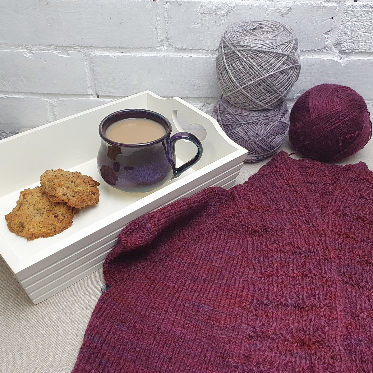 BramblesAndMe's tweet photo. What Sunday's are made for, homemade chocolate pecan cookies, hot coffee and the prospect of new cast on's and current projects.

#bramblesandme #naturaldyebusiness #botanicalcolour #mindfulknitting #nonylonyarn #plantdyedyarn #ukdyer #awardwinningbusinessowner #awardwinner https://t.co/z5VufxJsqG