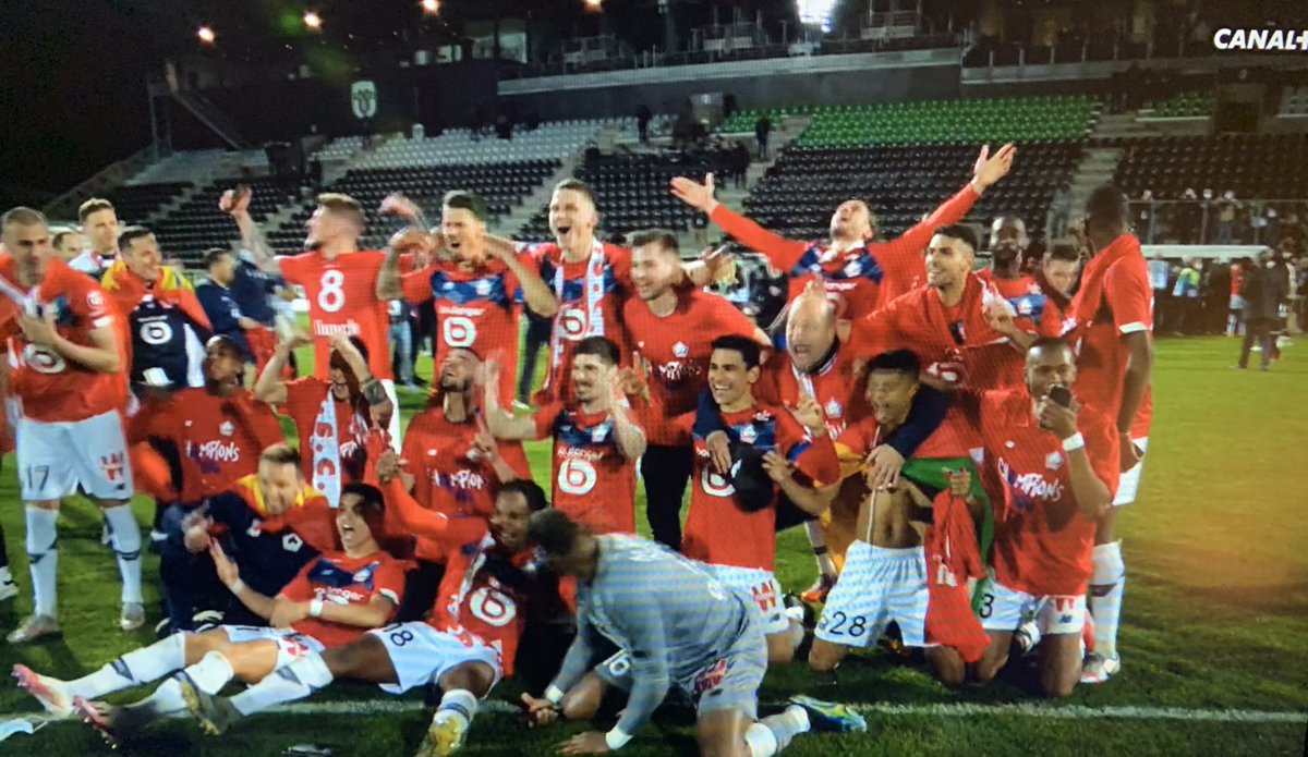 Footballogue's tweet photo. [#L1🇫🇷] CHAMPIONNNNNS ! 🙌

(@canalplus) https://t.co/HqYrYl1gjC