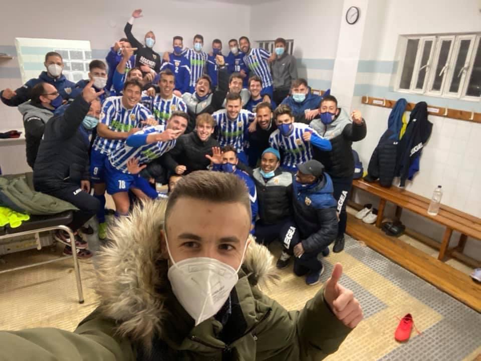 JamesanmartinG's tweet photo. Hoy se ha puesto punto final a una temporada durísima pero con el mejor final. Gracias a todos los jugadores que habéis estado ahí por ser como sois,al CT con @3pabloalvarez @javi18mc @13AlexHernandez @Jndr_U @OrtigosaRober y @darnedillo gracias por todo. Una temporada más en 2ªB https://t.co/IUjVS9MacW