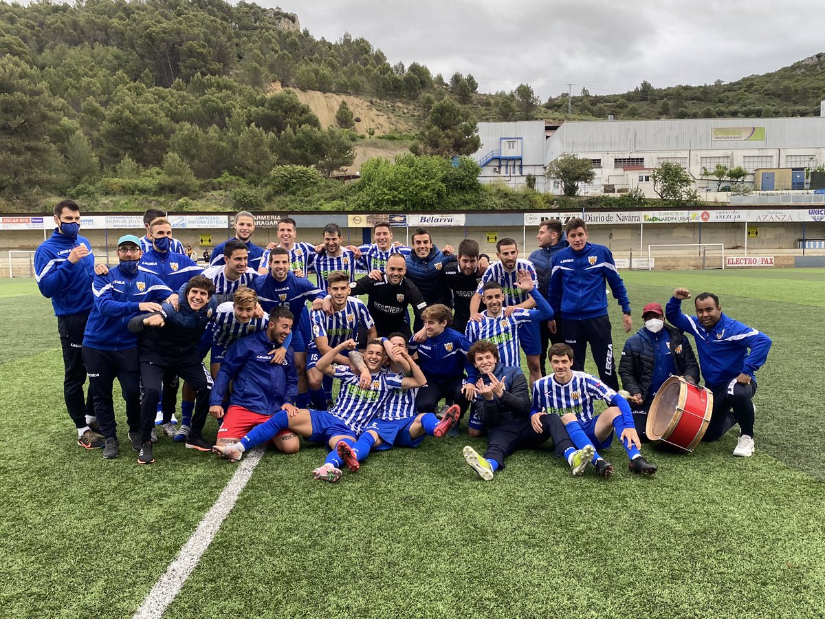 JamesanmartinG's tweet photo. Hoy se ha puesto punto final a una temporada durísima pero con el mejor final. Gracias a todos los jugadores que habéis estado ahí por ser como sois,al CT con @3pabloalvarez @javi18mc @13AlexHernandez @Jndr_U @OrtigosaRober y @darnedillo gracias por todo. Una temporada más en 2ªB https://t.co/IUjVS9MacW