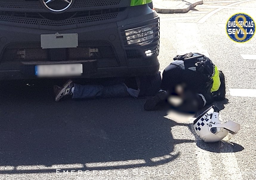 AlertaZeta's tweet photo. Una policía de Sevilla se tumba en el suelo junto a un hombre atropellado por un camión para tranquilizarle.

Bonita imagen que entraña pura vocación. https://t.co/95Ea42Mugg