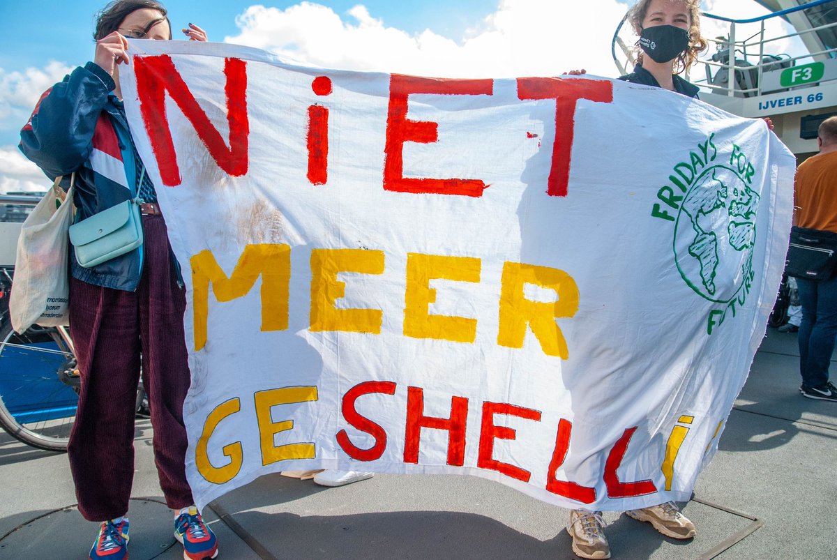 ForFutureAdam's tweet photo. SHELL MUST FALL! ✊ Afgelopen dinsdag hebben wij meegedaan aan de internationale actiedag van Shell Must Fall rondom de algemene ledervergadering van Shell! Shell is een bedrijf dat zich schuldig maakt aan ecocideeen hele waslijst aan mensenrechten schendt. #shellmustfall https://t.co/fG2QnqELeU