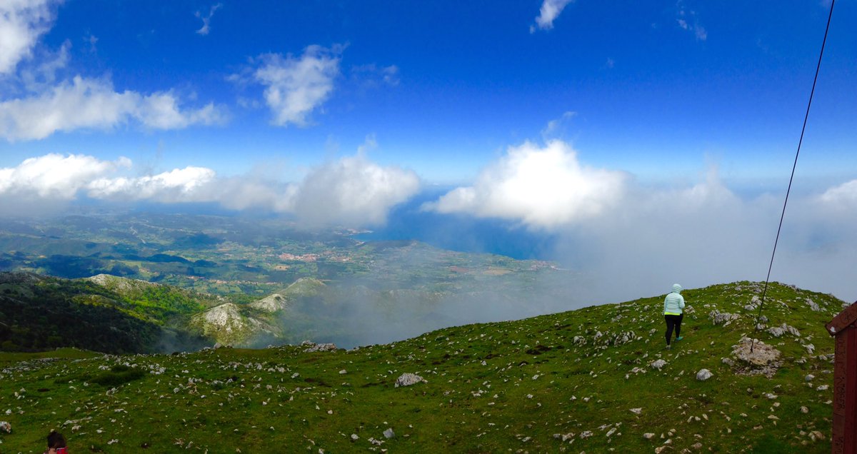gmauseva's tweet photo. Algunos de nuestros socios hoy pudieron disfrutar, aprovechando el buen tiempo, de una excursión a la sierra del #Sueve. Como plato fuerte del itinerario, estaba programada la subida al Pico Pienzu. #paisajes #costa #Asturias #bosque #montaña https://t.co/fgUtX3Pgct