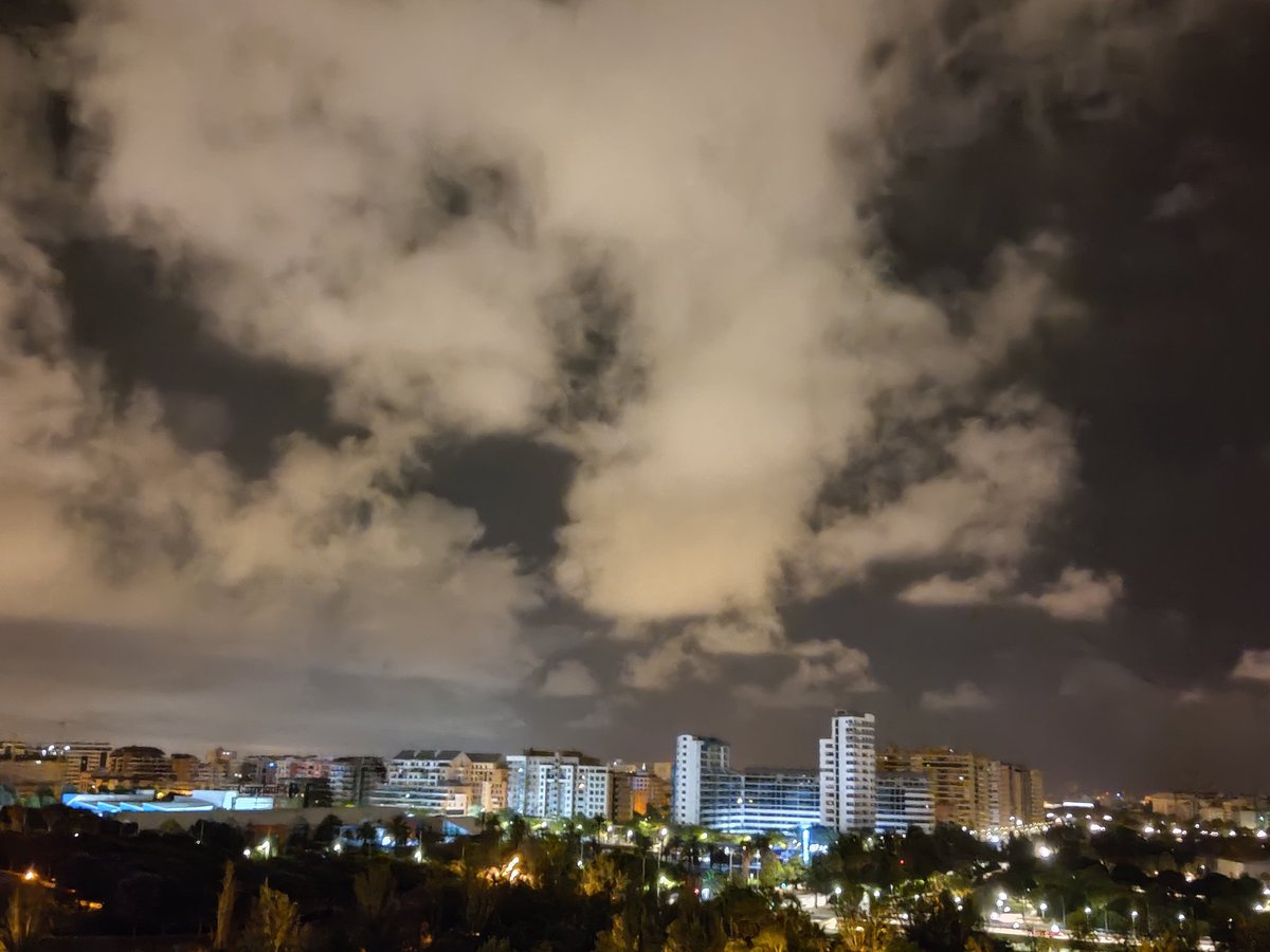 I love the sky..at Night 🖤
From yesterday. De ayer

#skylovers #cielo #nubes #clouds #night #noche 
#citylandscape #Valencia