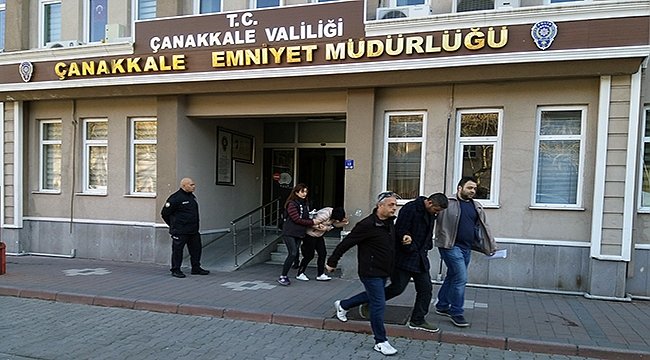 anlamiyoorsun's tweet photo. Çanakkale Emniyette DARP, İŞKENCE yi DURDURUN..!

Bugün, Eşleri tutuklu bayanları çocukları ile beraber gözaltına aldılar.

Gözaltına alınanlar arasında 18 yaşından küçük iki çocuk da var. Polis tarafından darp edilmişler

@CanakkaleGovTr @Canakkalebarosu https://t.co/w5rYrg1jOu