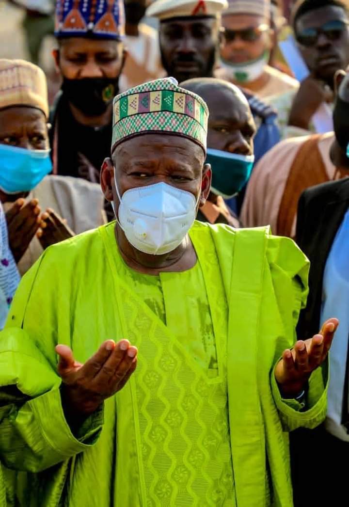 NasirAbdullahS1's tweet photo. Mai Girma Gwamnan Jihar Kano Dr Abdullahi Umar Ganduje OFR, ya kai ziyarar jeje zuwa gidan mai na Al-ihsan dake unguwar Sharada bisa iftila'in gobara da ya same su a dai-dai lokacin da suke kokarin sauke mai inda yayi sanadiyar Jikkata mutum 64. https://t.co/VL64p2Ju90