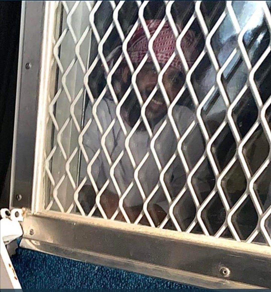 خرج هو وغيره لأجل حق كفله القانون
ها هو يبتسم إبتسامة تشرح الصدر؛ 
فرج الله همك وجعل الابتسامة دائماً
في وجهك
#صحار 
#الحريه_لمعتقلي_صحار