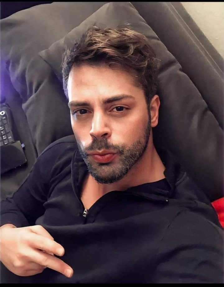 Marce_M_L's tweet photo. ✌️ #AliYasinÖzegemen top #10 de la actuación, nuestra admiración por ti 🎭🎬
#actor #talento #actuacion #actoresbellos #protagonistasdenovela #Omer #Divinity_es #internacional https://t.co/hwZbHu6aph