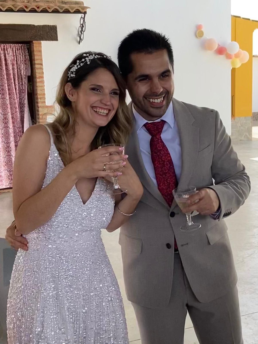 Seherezades's tweet photo. Muchas Felicidades pareja!!! @MerariCR @JuanAFons  Os deseo toda la felicidad del mundo!!! Os queremos titos!!!.❤️❤️ https://t.co/2dy51bCJM2