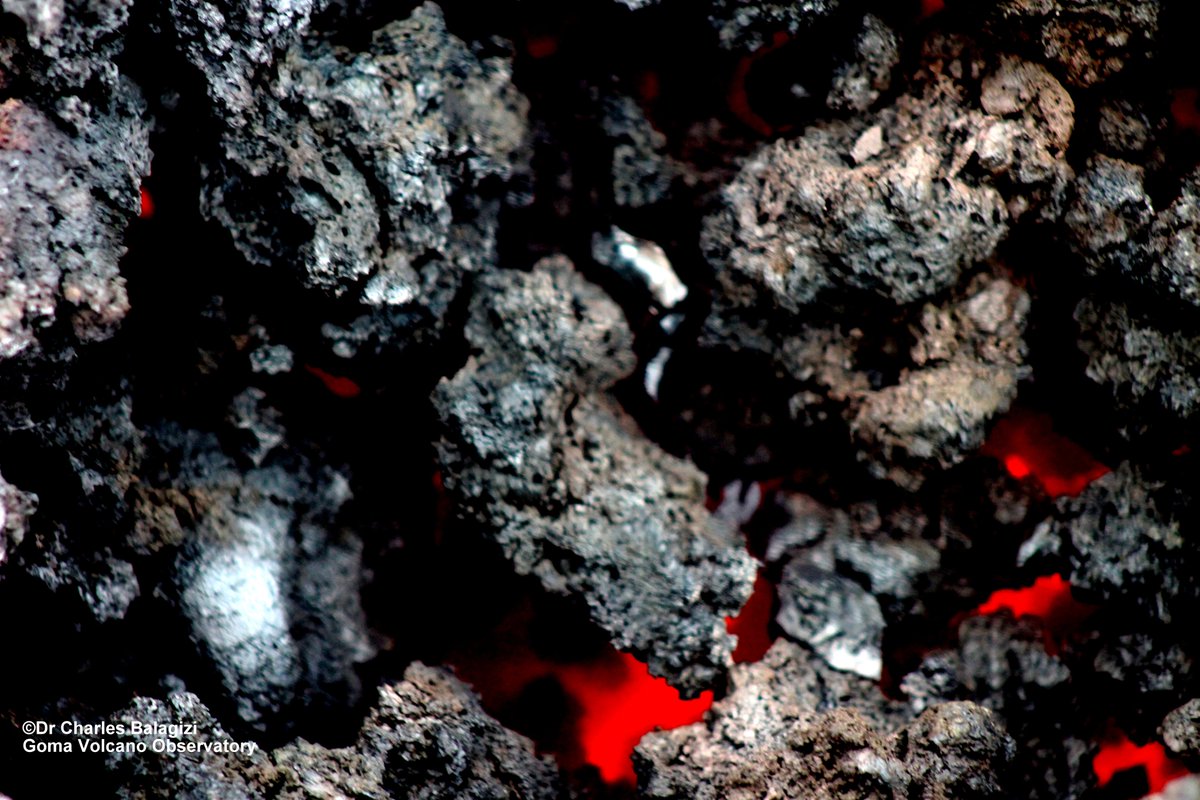 #Nyiragongo eruption: hot lava at #Mugerwa the vent