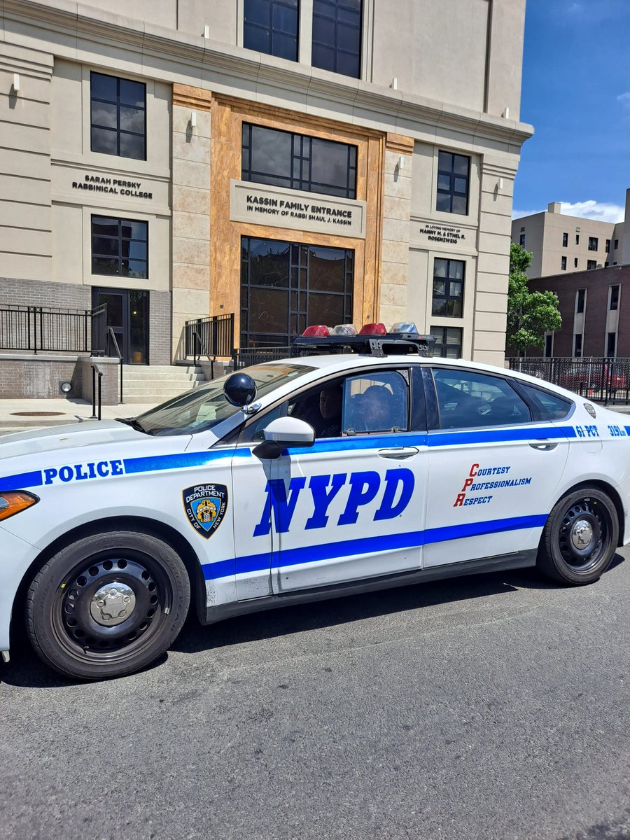 FlatbushJCC's tweet photo. Thank you @NYPDnews @NYCMayor @NYPDChiefOfDept for the increased visibility. We are encouraged. Let's work together to keep our communities safe.
@NYPDBklynSouth @NYPD70Pct @NYPD66Pct @NYPD63Pct @NYPD61Pct https://t.co/NAbbn9I5Th