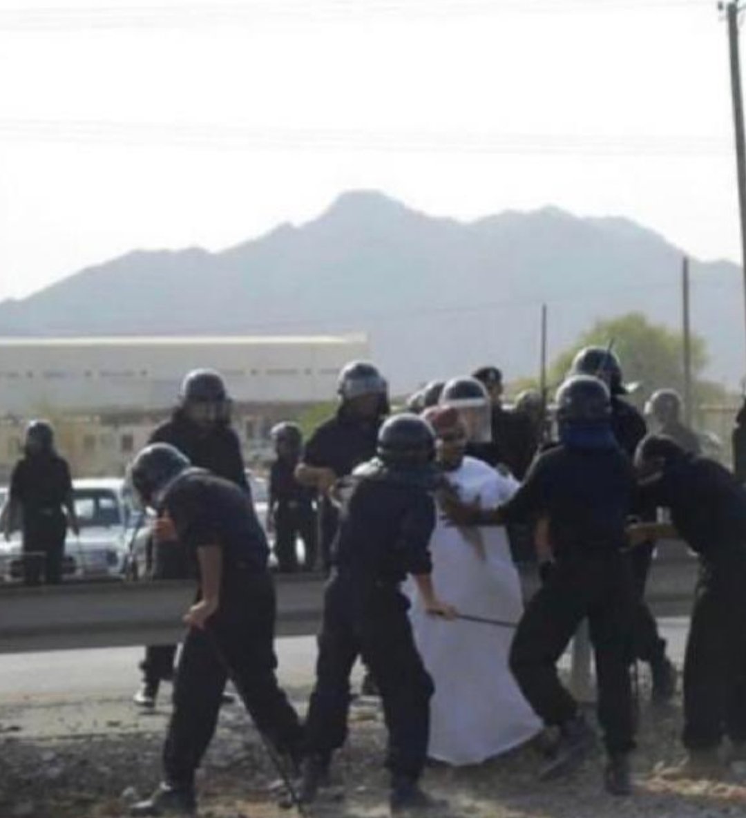 نتمنى من مولانا حضرة صاحب الجلالة السلطان هيثم حفظه الله وسدد خطاه أن يوصله هذا الموقف مع مواطن وهو يطالب بوظيفة لا اكثر
ومن السبب في الوضع الذي يمر فيه كل مواطن باحث عن رزقه في بلده والعيش الكريم  8 افراد من رجال الامن على اخوهم المواطن لأنه يطالب بوظيفة  #الحريه_لمعتقلي_صحار