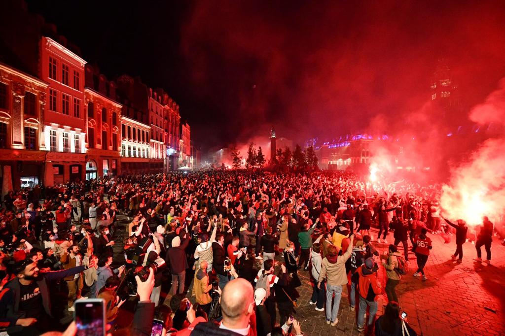 Footballogue's tweet photo. [#L1🇫🇷] Les supporters du LOSC vont retourner Lille !!! 🤯

📸 @losclive https://t.co/gdJs041Vd9