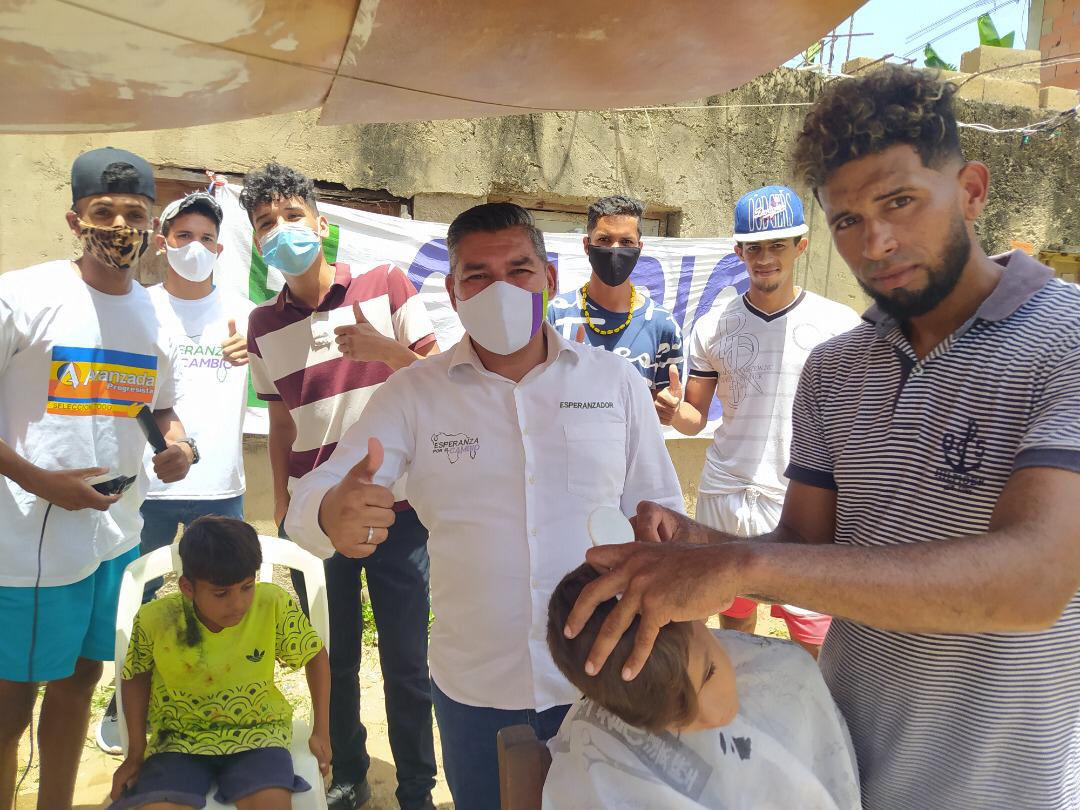 APnuevaesparta's tweet photo. Nuestro equipo de #ArismendiProgresista encabezado por #FelixMalaver acompaño al equipo de @ElCambioVE y su coord. Gral #LuisDelgado en una jornada especial para la comunidad de #Guacuco

#EsHoraDeAvanzar

@luisromeroc https://t.co/v6PnWxi1No
