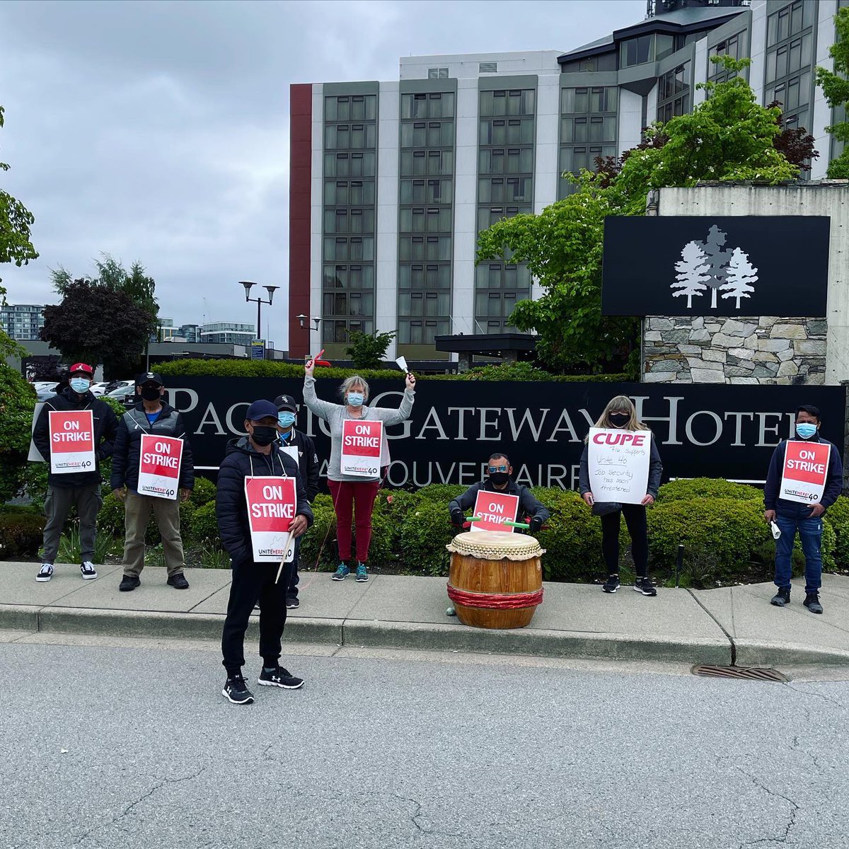 UniteHere40's tweet photo. Here's a #SundaySelfie ๐๐ธ from the #PacificGateway picket line today. Thanks @716cupe for standing with workers in solidarity!
Photo: Louiemeer Arguelles
#1u #bcpoli #cdnpoli #NotTrueTrudeau #BCUnequalWomen https://t.co/YpnxgowiYO