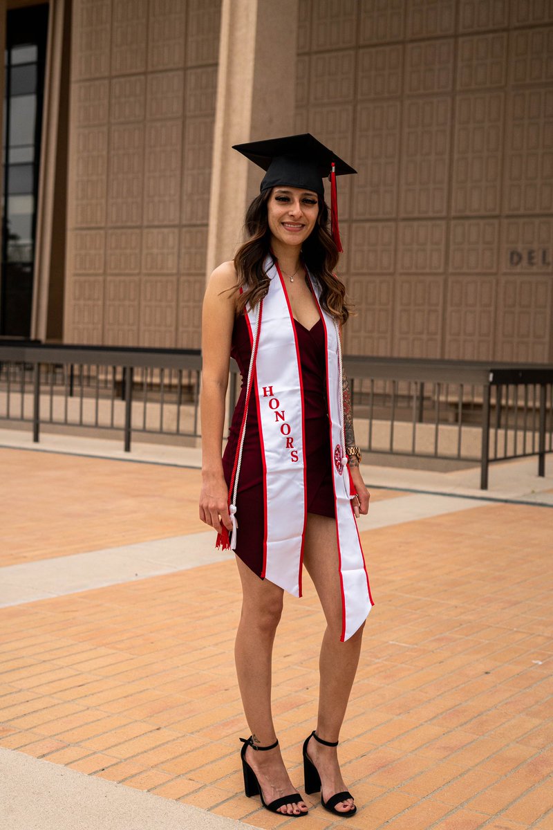 0lyssaa's tweet image. first-generation latina graduate 👩🏻‍🎓🥳