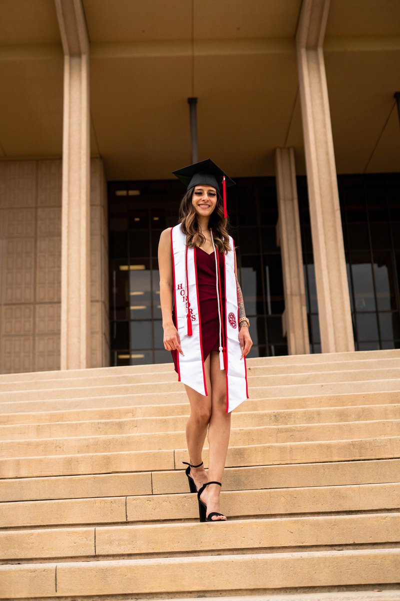 0lyssaa's tweet image. first-generation latina graduate 👩🏻‍🎓🥳