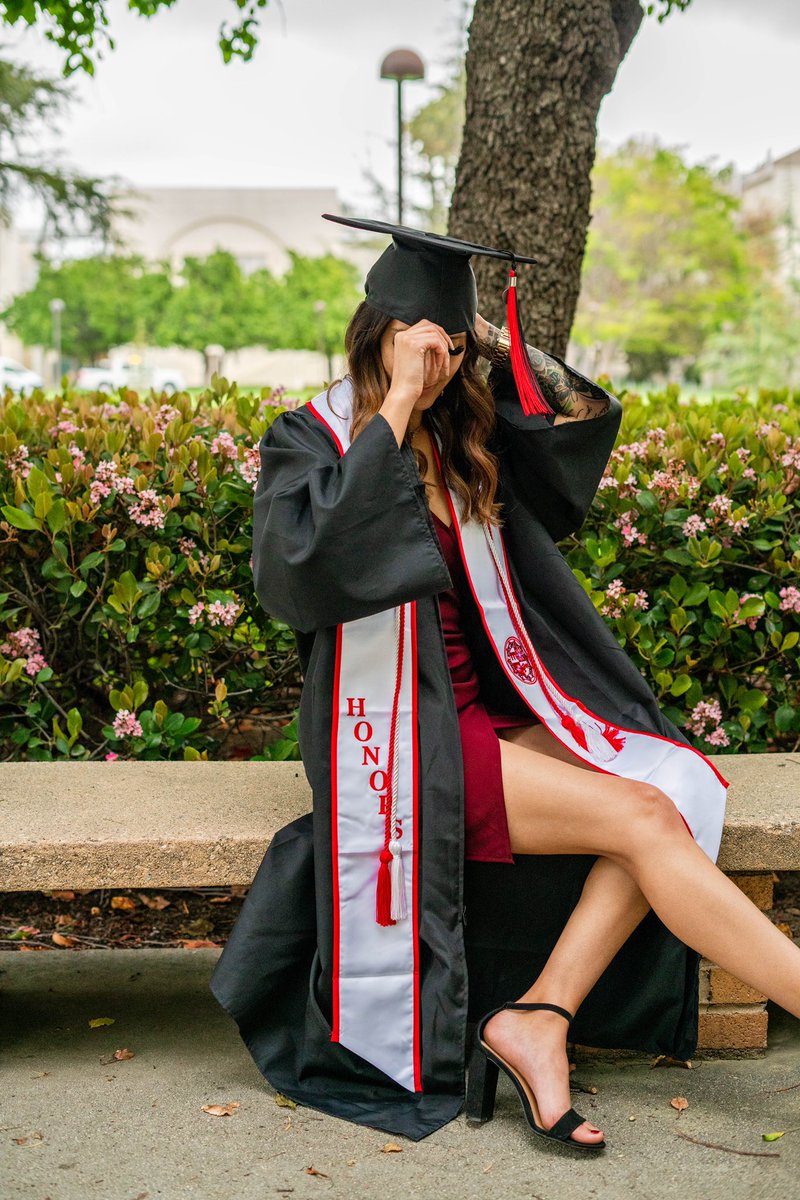 0lyssaa's tweet image. first-generation latina graduate 👩🏻‍🎓🥳