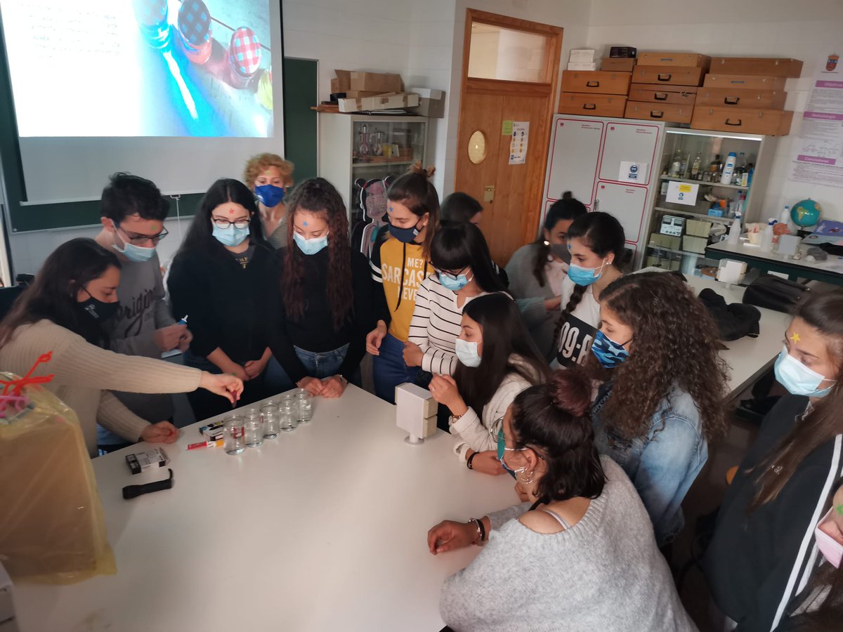 miriamubu's tweet photo. ¡¡Qué orgullosas estamos de ser de Infantil!! 💙💙💙💙💙💙 
A pesar de ser un curso difícil por las circunstancias que nos rodean (mascarillas, geles, distancia...) nos lo montamos bastante bien... 😉😉
#infubu21 https://t.co/kDNM4pBb5j
