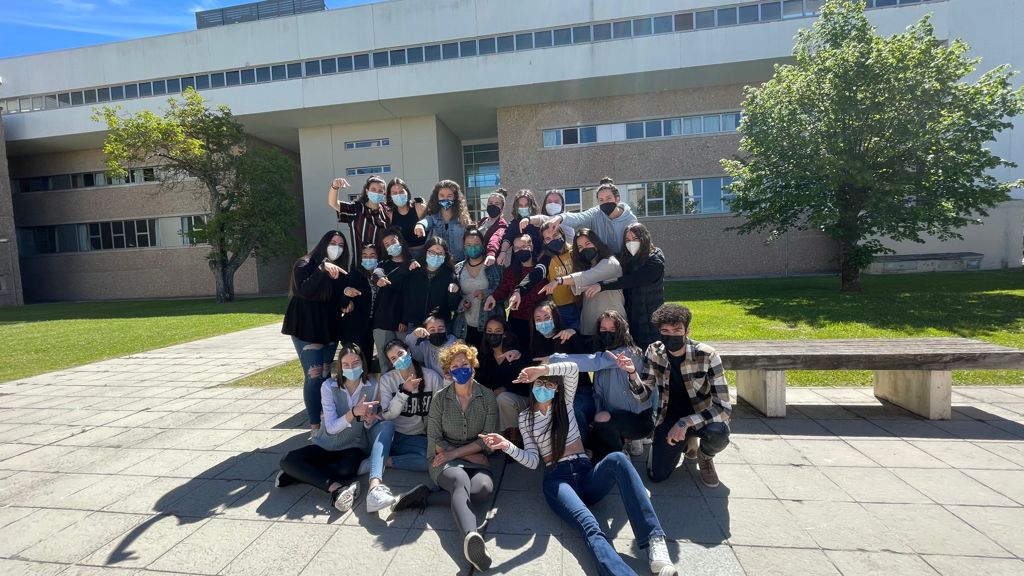 miriamubu's tweet photo. ¡¡Qué orgullosas estamos de ser de Infantil!! 💙💙💙💙💙💙 
A pesar de ser un curso difícil por las circunstancias que nos rodean (mascarillas, geles, distancia...) nos lo montamos bastante bien... 😉😉
#infubu21 https://t.co/kDNM4pBb5j
