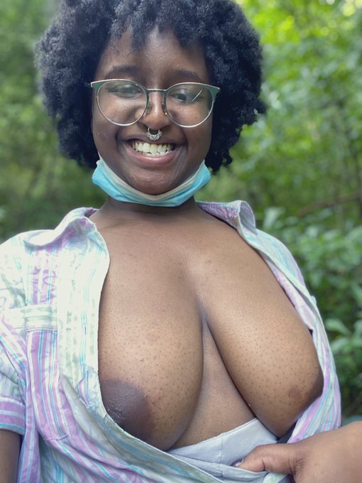 Some nice boobage outside in nature today https://t.co/MdRvL1o3IO