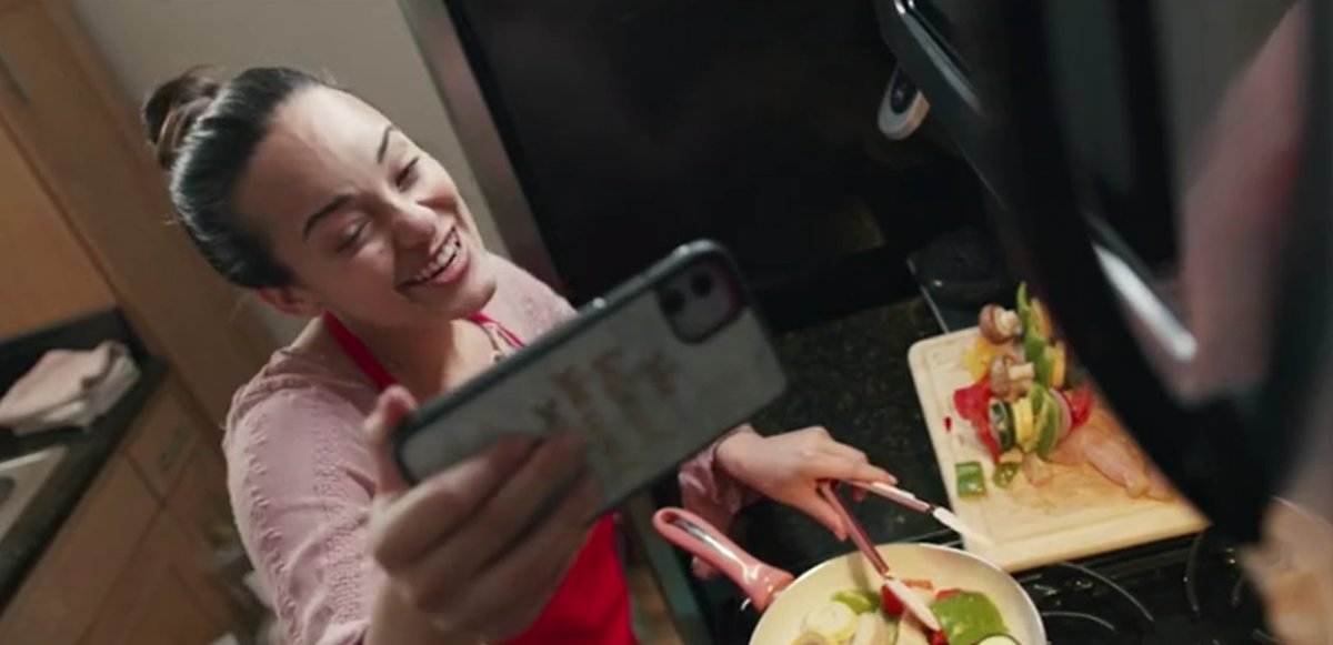 JonsLongs's tweet photo. hoe makes cooking vlogs with no tripod or selfie stick ok movie lol #AfterMasks https://t.co/Js2MF79xXr