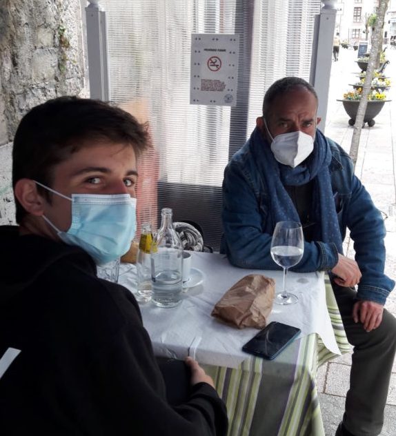 Entrevista a Chus Pedro Suárez, cantautor asturianu.

"Vivir ye música y sin música nun hai vida"

Alfredo García y Mayra Fernández

lajueya.net/index.php/2021…