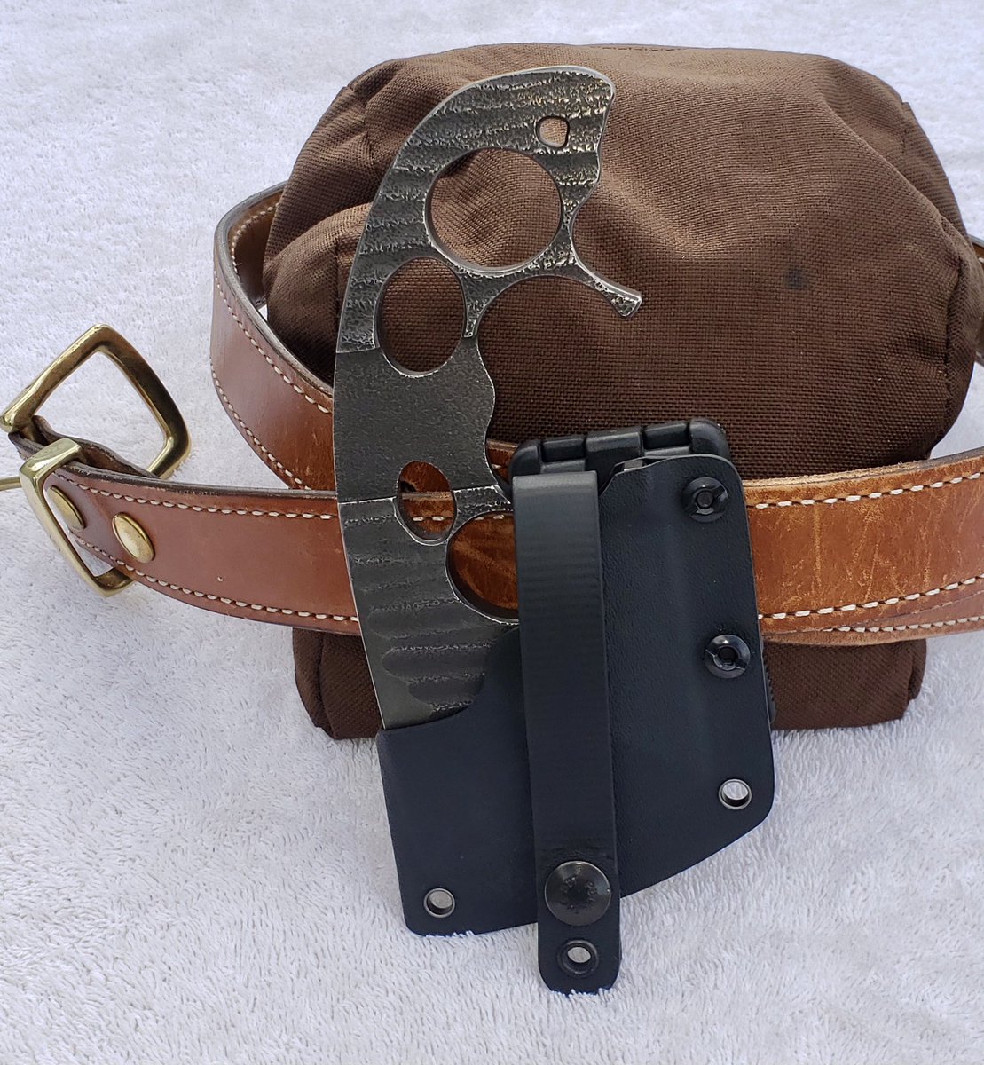 BDBladeWerX's tweet photo. The current Axxis sheath is already #TekLok compatible and can easily be modded to include one. One of our faithful tribe members shared these awesome shots of his retrofit. 

#doyoubone #bdbladewerx #axe #axxis #blade #bushcraft #camplife #edc #handaxe #hunting #survivalist https://t.co/ftywpYP1iD