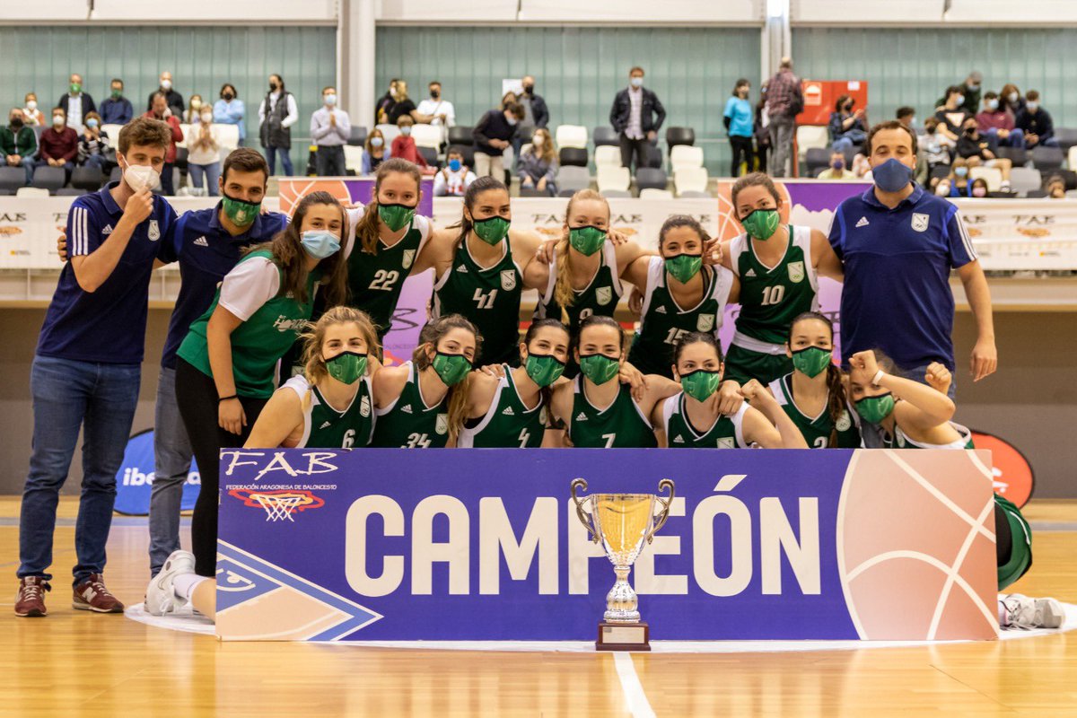 marinacenis's tweet photo. Merecido campeonato, último año que recordaremos siempre tías. Siempre stadium💚🤍💚 https://t.co/LgfCHjU1W3