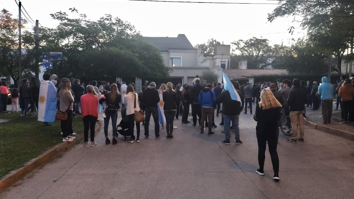 puntodepartidat's tweet photo. #Tucumanazo. Protesta frente a la cada de @JuanManzurOK contra las restricciones para trabajar. Actividad privada endeudada https://t.co/OcpSK1gEFR