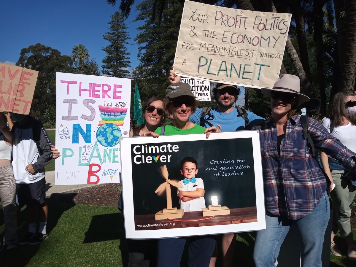 Climate_Clever's tweet photo. Last Friday, the #ClimateClever team joined thousands of students around Australia (and the world!) in the @StrikeClimate!
These global marchers are calling for urgent action on #climatechange, demanding governments to do more ๐โ
#schoolstrike4climate
#ClimateStrike https://t.co/MUvjhHqs1R
