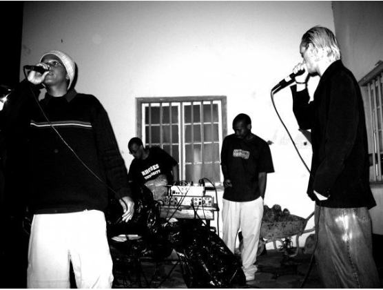 iamSANhedrin's tweet photo. #ThrowBack - #LyricalTiP and #StateofTheArt...
#TheG
#Rhodes
#OldGaol
#Memories..! https://t.co/tdl3AtNjyt