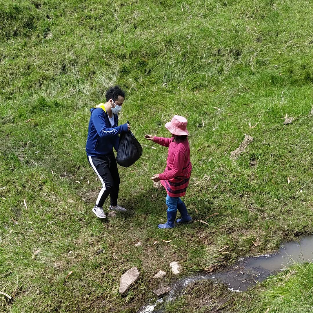 feupscuenca's tweet photo. 🖐️ Realizamos la entrega de víveres y agua potable a las familias afectadas por la etapa invernal en el cantón 🤗

Agradecemos a todos por ser parte de esta campaña de asistencia a nuestros hermanos 😀

FEUPS
¡LA HACES TÚ!

@feupeecuador  @MunicipioCuenca https://t.co/jnu8ZmafXU
