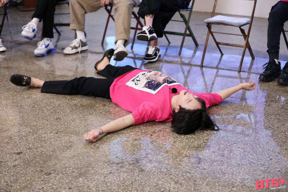 94Milanesa's tweet photo. Army después de la perfecta presentación de los chicos: ✨💜
«BTS WORLD DOMINATION»

I vote for #ARMY of @BTS_twt for "The best fandom" #BillboardTNT https://t.co/uojuZRLwBG