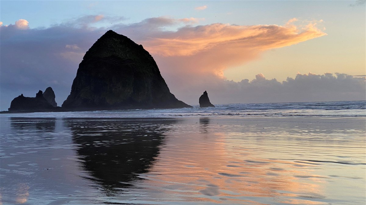 Ross_Heise's tweet image. #Sunset week picture 3.

Love the anvil shaped cloud above #HaystackRock

#CannonBeach
#PNW
